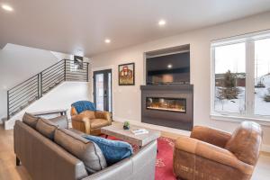 Ruang duduk di 845 Mill Run Court home