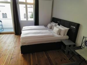 a bedroom with a large bed in a room at Pension-Fürstenberghavel Sans Rival in Fürstenberg-Havel