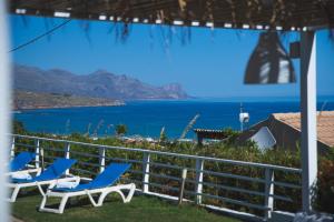 uma vista para o oceano a partir do convés de uma casa em Casa Azul em Castellammare del Golfo