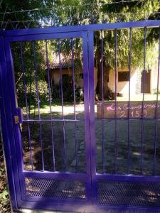 una puerta púrpura con una puerta delante de un edificio en Cabañas Las Lavandas en Pilar en Pilar