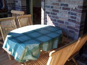 einen Tisch mit blauer Decke auf einer Terrasse in der Unterkunft Zur alten Schmiede II Wohnung oben II in Boltenhagen