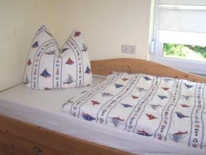 Ein Bett oder Betten in einem Zimmer der Unterkunft Zur alten Schmiede II Haus II