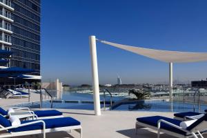 Bazén v ubytování Avani Plus Palm View Dubai Hotel & Suites nebo v jeho okolí