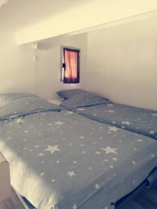 Cama o camas de una habitación en Appartement La Pinède