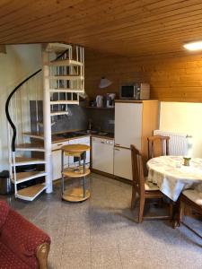 eine Küche mit einem Tisch und einem Esszimmer in der Unterkunft Zur-alten-Schmiede-II (Wohnung oben) in Boltenhagen