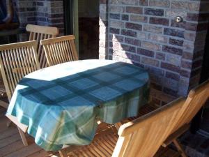 une table avec une couverture bleue assise sur un patio dans l'établissement Zur-alten-Schmiede-II (Wohnung oben), à Boltenhagen