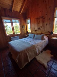 モケウエにあるParajes del Lejano sur Cabaña El Choiqueの窓付きの木造の部屋の大型ベッド1台