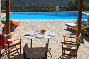 Bazén v ubytovaní Lefkada Villas by Omikron Selections alebo v jeho blízkosti