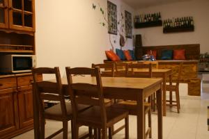 kuchnia z drewnianym stołem i krzesłami w obiekcie La Palma Hostel by Pension Central w mieście Fuencaliente de la Palma +33 zdjęcia