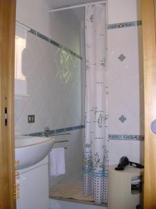 uma casa de banho com um lavatório e um chuveiro em Scopello Villa Sole em Scopello