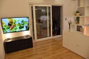 TV a/nebo společenská místnost v ubytování BellaVista Jelsa 2+2