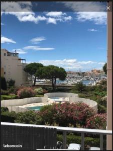 - un balcon offrant une vue sur la piscine dans l'établissement "Le Pharo" 17 Impasse du globe Appartement, au Cap d'Agde