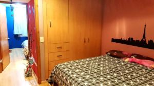 1 dormitorio con 1 cama y vestidor en Castillo de Chapultepec, en Ciudad de México