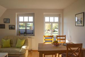 ein Wohnzimmer mit einem Sofa und einem Tisch in der Unterkunft Ferienwohnung Marschblick in Mildstedt