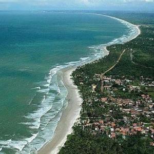 an aerial view of a beach and the ocean at Recanto dos Pássaros Olivença in Ilhéus