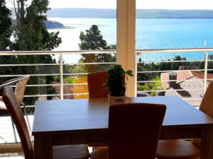 mesa de comedor con vistas al océano en Red Rose Apartment, en Portorož