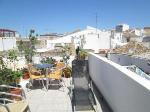 a patio area with a patio table and chairs at Guest House Capitao Mor in Faro