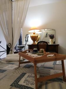 a living room with a coffee table and a lamp at Lavanda E Merletti Maison De Charme in Montoro Inferiore