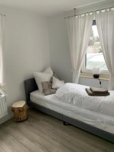 Un pat sau paturi într-o cameră la Pension Unikum Waldheim