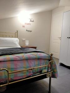 um quarto com uma cama com uma placa na parede em Braschi 8 B&B em Zola Predosa