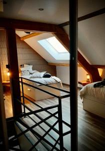 1 dormitorio con 2 literas y tragaluz en Maison d'hôtes à la Ferme Une Pause à la Guette, en Uxeau