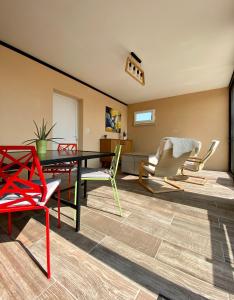 sala de estar con mesa y sillas en Maison d'hôtes à la Ferme Une Pause à la Guette, en Uxeau