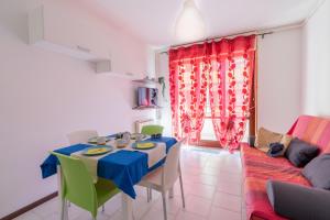 ein Esszimmer mit Tisch und Couch in der Unterkunft Cavalluccio Marino i1 Silvi Vacanza in Silvi Marina + 3 Fotos