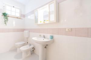 ein weißes Badezimmer mit Waschbecken und Toilette in der Unterkunft Green Marine L2 Silvi Vacanza in Silvi Marina