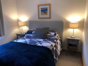 - une chambre avec un lit et 2 tables avec des lampes dans l'établissement Skye View, à Glenelg