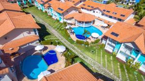 an aerial view of a house with a swimming pool at Apartamento para família - Duplex Mont Moriá in Porto Seguro +46 photos