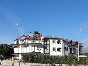 Budova, kde se aparthotel nachází