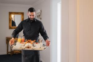 Comida en o cerca de este hotel