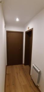 ein leeres Zimmer mit einer Tür und einem Ventilator in der Unterkunft Guest House Raffe in Dobrinischte
