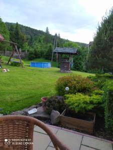 een tuin met een tuinhuisje en een aantal struiken bij Apartament Katarina 2 in Ustrzyki Dolne