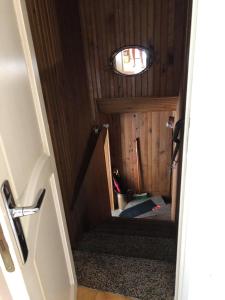 een kleine kamer met een trap in een huis bij Coquet T2 au coeur du village in Sartène