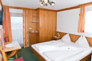 モースブルクにあるGasthof Bärnwirtのベッドルーム1室(ベッド1台、椅子、窓付)