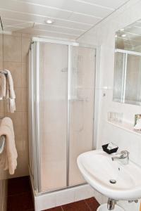 een badkamer met een douche en een wastafel bij Gasthof Bärnwirt in Moosburg