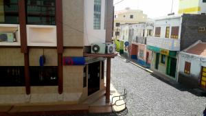 une petite radio assise sur le côté d'un bâtiment dans l'établissement Los Cuartos Man Pretinha, à Tarrafal