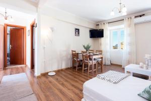 a living room with a table and a dining room at Lala Cottage in Áno Korakiána