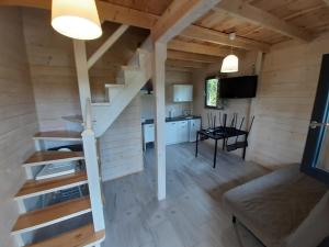 une chambre avec un escalier dans une petite maison dans l'établissement Domki Letniskowe Kaja, à Rewal 5 autres photos