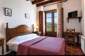 A bed or beds in a room at Casa Rural Del Rio