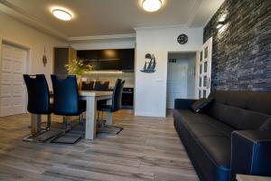 un soggiorno con tavolo, sedie e divano di Apartment 10 in Villa Petrac a Rab