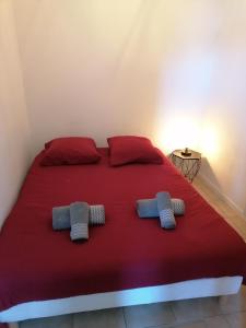 een slaapkamer met een bed met 2 kussens erop bij Appartement lumineux et cosy avec jardin vue sur chateau près Port en Bessin, Bayeux et Omaha Beach in Commes