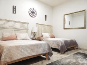 Uma cama ou camas num quarto em Casona San Cayetano Suites & Lofts by Lunian