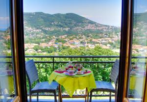 een tafel met een bord eten op een balkon bij Casa Pendola in Agerola