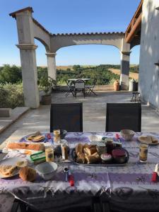Morgenmad for gæster der bor på Gîtes Lou Limbert Plateau de Valensole