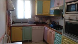 una cocina con armarios coloridos y fregadero en Casa Lansa, en Granadilla de Abona