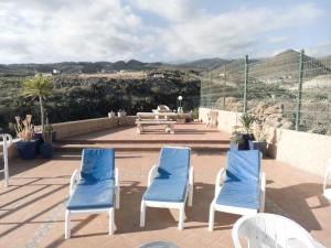 2 sillas azules y blancas sentadas en un patio en Casa Lansa en Granadilla de Abona