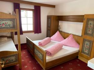 Säng eller sängar i ett rum på Der Waidachhof Zillertal