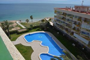 widok z lotu ptaka na ośrodek z basenem i oceanem w obiekcie Apartamento del Niño w mieście Campoamor